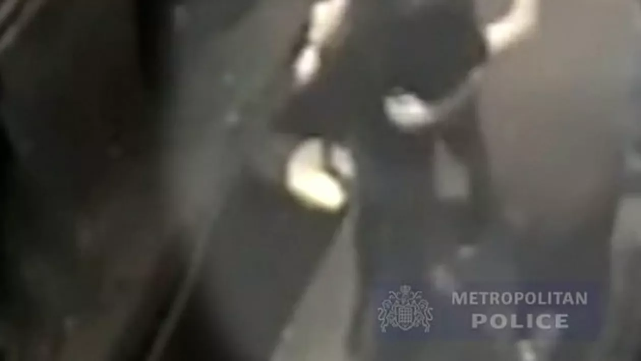 Doi violatori s-au felicitat şi îmbrăţişat unul pe altul după ce au violat o femeie care acum riscă să nu mai poată face copii. Pedeapsa primită de ei (VIDEO)