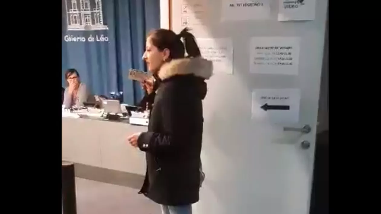 ALEGERI PREZIDENȚIALE 2019 | Moment deosebit în Spania. O româncă a început să cânte „Acasă-i România” în secția de vot și i-a lăsat fără cuvinte pe cei prezenți (VIDEO)