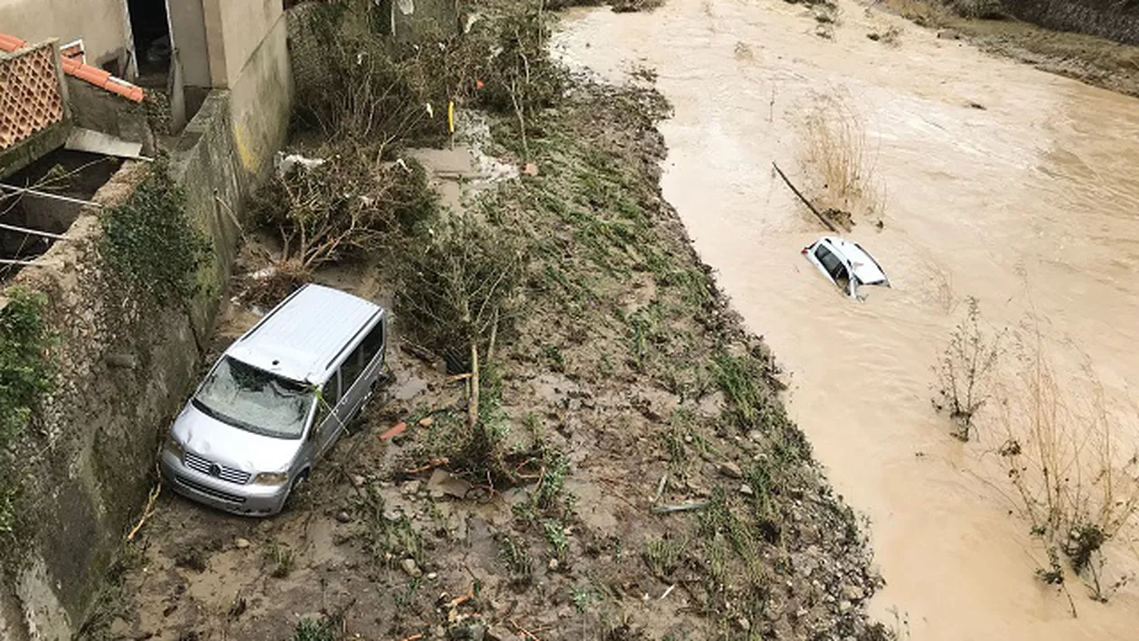 Mai mulţi morţi şi răniţi în urma unor inundaţii masive ce au afectat o zonă luxoasă. Un bărbat a rămas blocat sub trunchiul unui copac