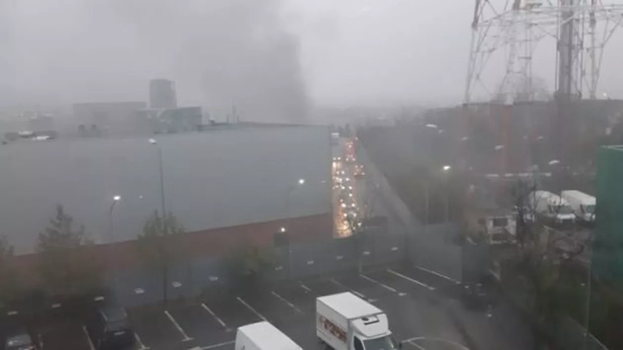 Incendiu la mall-ul Sun Plaza din Capitală: Centrul comercial, evacuat. Mai multe echipaje de pompieri intervin. Oamenii, sfătuiți să-și lase mașinile în parcare (VIDEO)