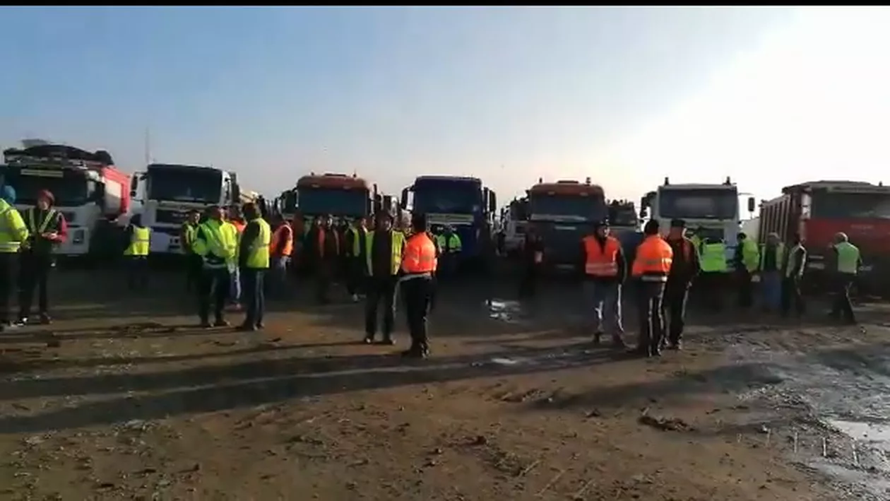 Angajații firmei care execută lotul 2 din Autostrada Sebeș-Turda au intrat în grevă: Oamenii reclamă plățile restante și lipsa materialelor (VIDEO)