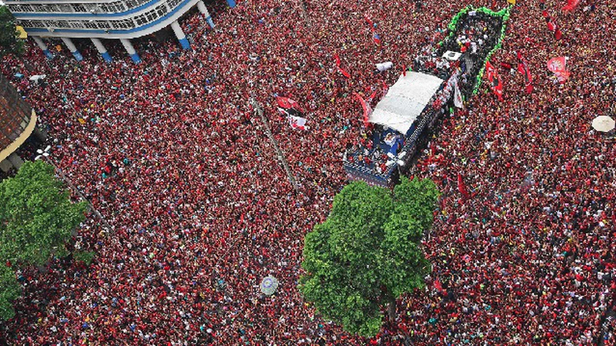 Nebunie generală în Rio: Peste 500.000 de oameni au ieșit pe străzi să sărbătoarească triumful lui Flamengo din Copa Libertadores / Ciocniri violente între fani și forțele de ordine (FOTO, VIDEO)