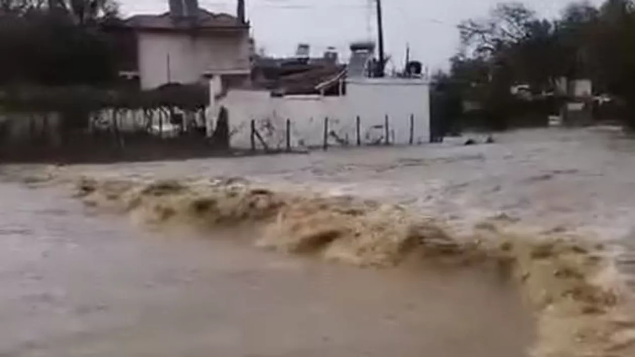 Tragedie în Grecia: Două persoane s-au înecat în urma ploilor torenţiale şi a furtunilor! Imagini cu potopul (VIDEO)