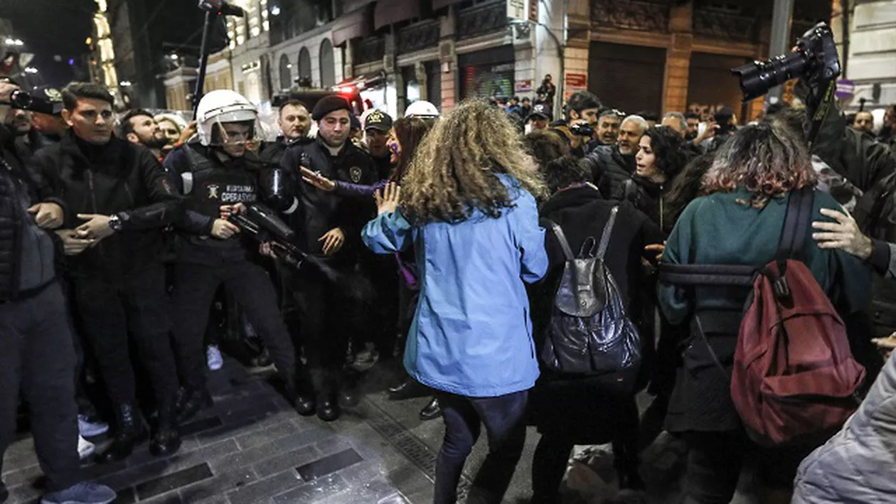 Marș împotriva violenței domestice, reprimat brutal de poliție în Turcia. Câteva mii de persoane defilau la Istanbul