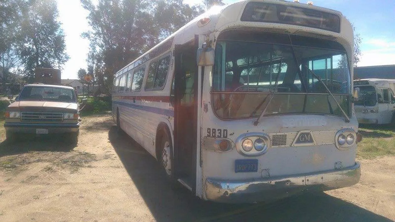 A cumpărat un autobuz vechi și ruginit, pe care l-a transformat în casa visurilor