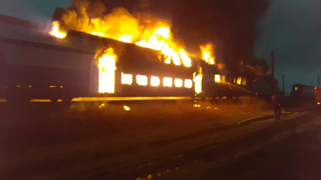 TREN ÎN FLĂCĂRI, în Teleorman! În vagoane se aflau aproximativ 100 de pasageri. Pompierii sunt în ALERTĂ (FOTO)