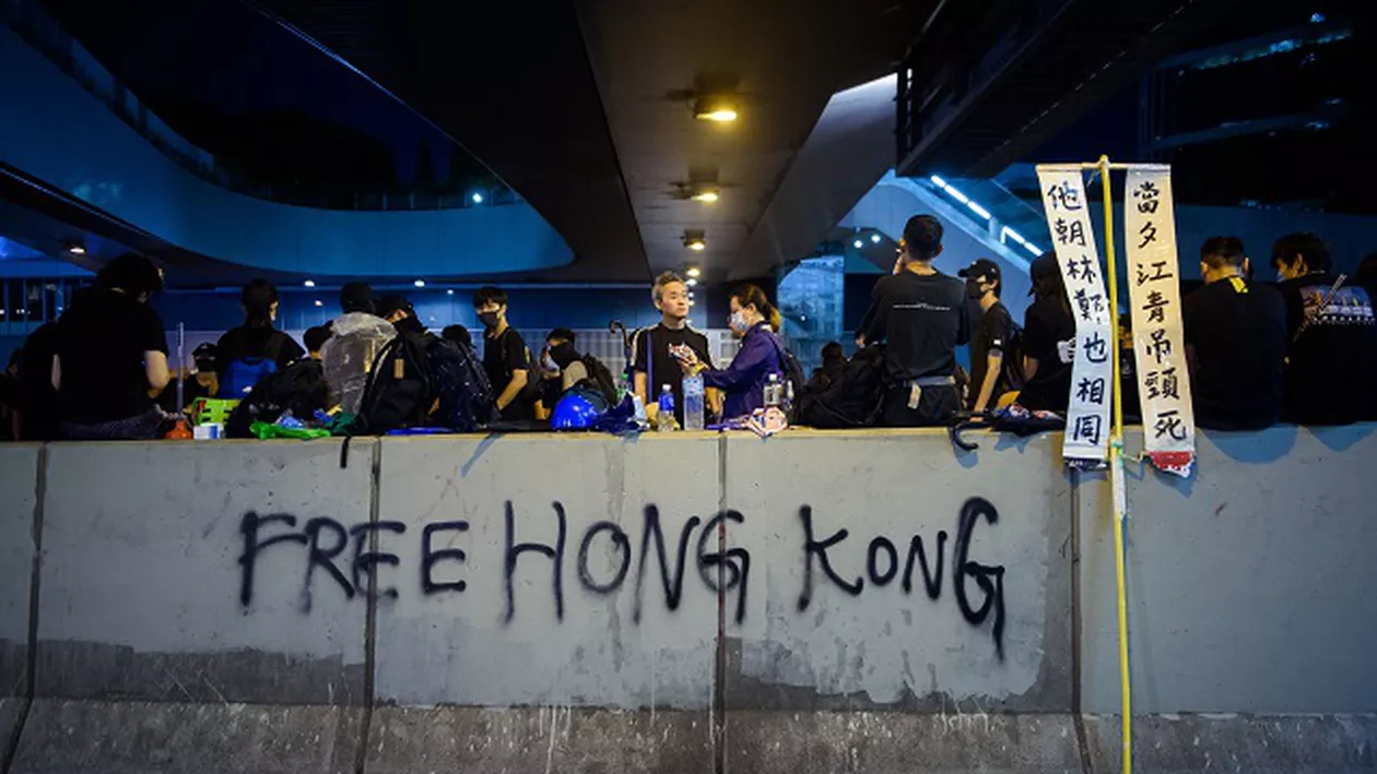 Hong Kong, un nou front al „războiului” dintre SUA și China. Beijingul denunță legislația adoptată de SUA în sprijinul protestatarilor pro-democrație și amenință cu represalii