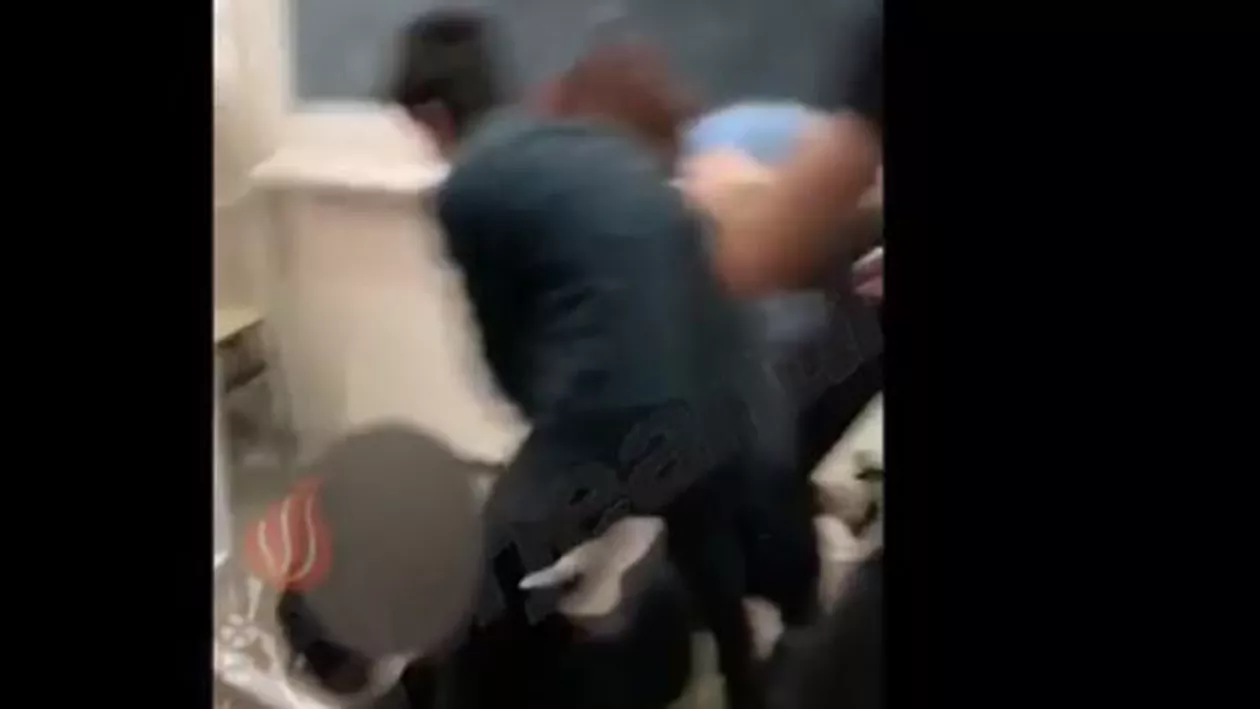 Un nou caz de violență în școlile din România: Două eleve de liceu s-au luat la bătaie în sala de curs pentru un băiat (VIDEO)