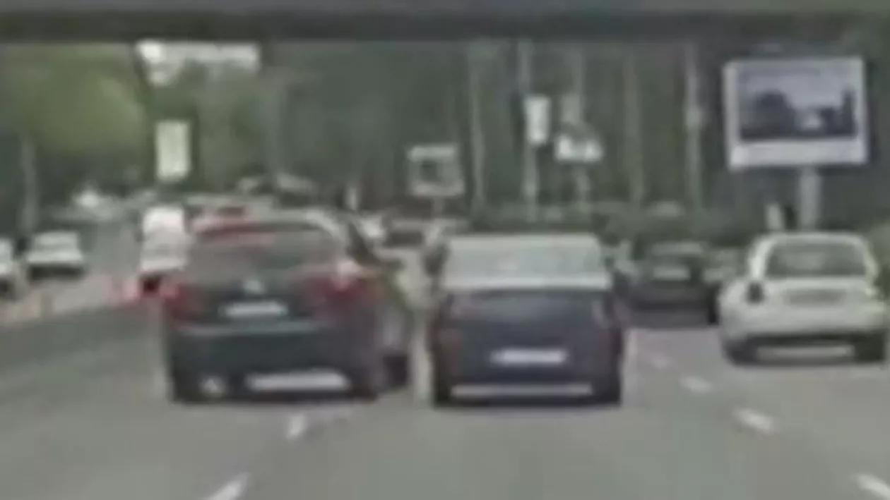 Șoferul cu Touareg care a șicanat și lovit intenționat, în 2015, o mașină în zona fântânii Miorița din București, condamnat definitiv la 5 ani de închisoare (VIDEO)
