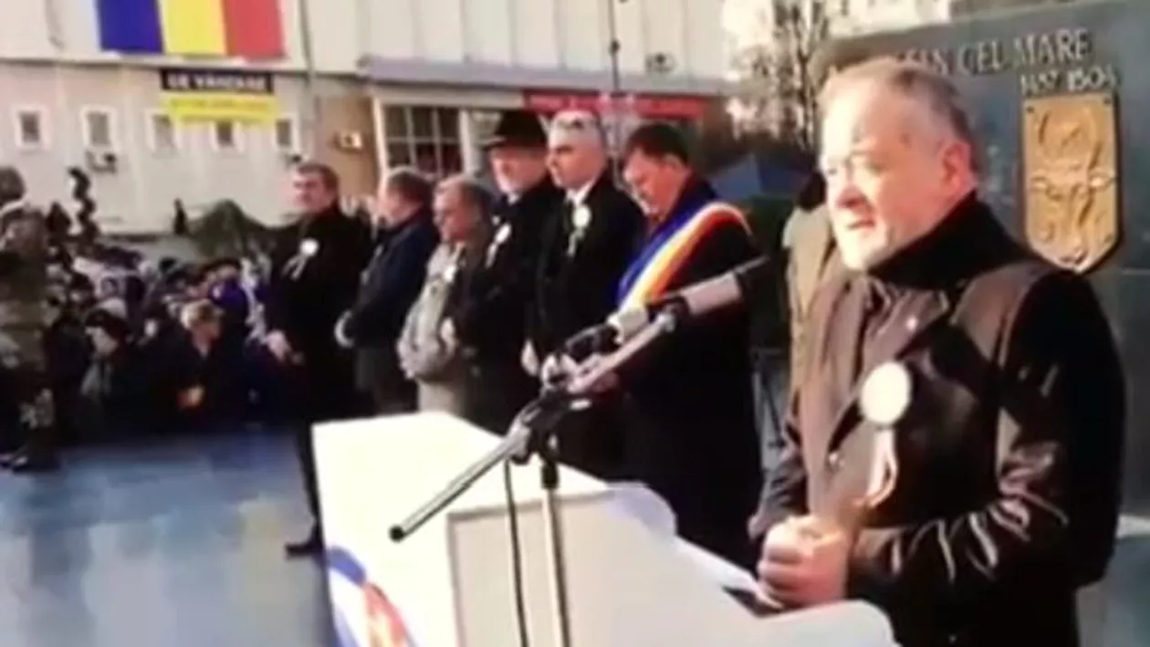 „Măi, TEMBELULE, măi!!”. Șeful PSD Vaslui, scos din sărite de protestatari, la parada de 1 Decembrie (VIDEO)