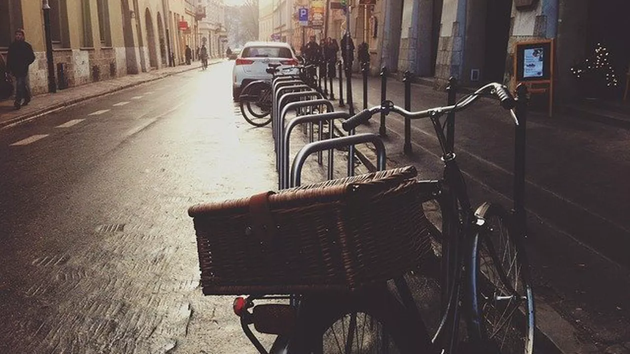 Nou proiect de lege adoptat în Senat: Clădirile publice, dotate cu structuri metalice care să permită parcarea concomitentă a cel puțin zece biciclete
