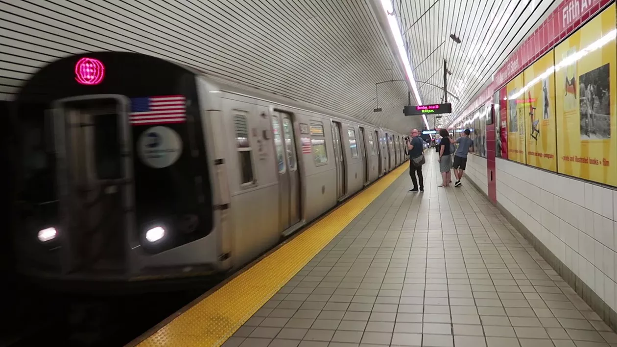 Imagini SCANDALOASE la metrou: Două cupluri, surprinse întreținând relații sexuale în stații (VIDEO)