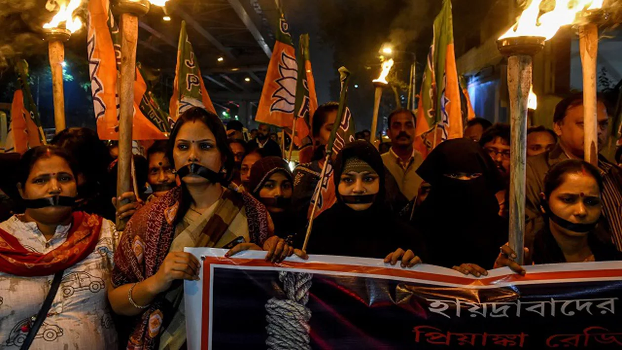 Unei femei i s-a dat foc pe drumul spre instanţa la care i se judeca plângerea de viol
