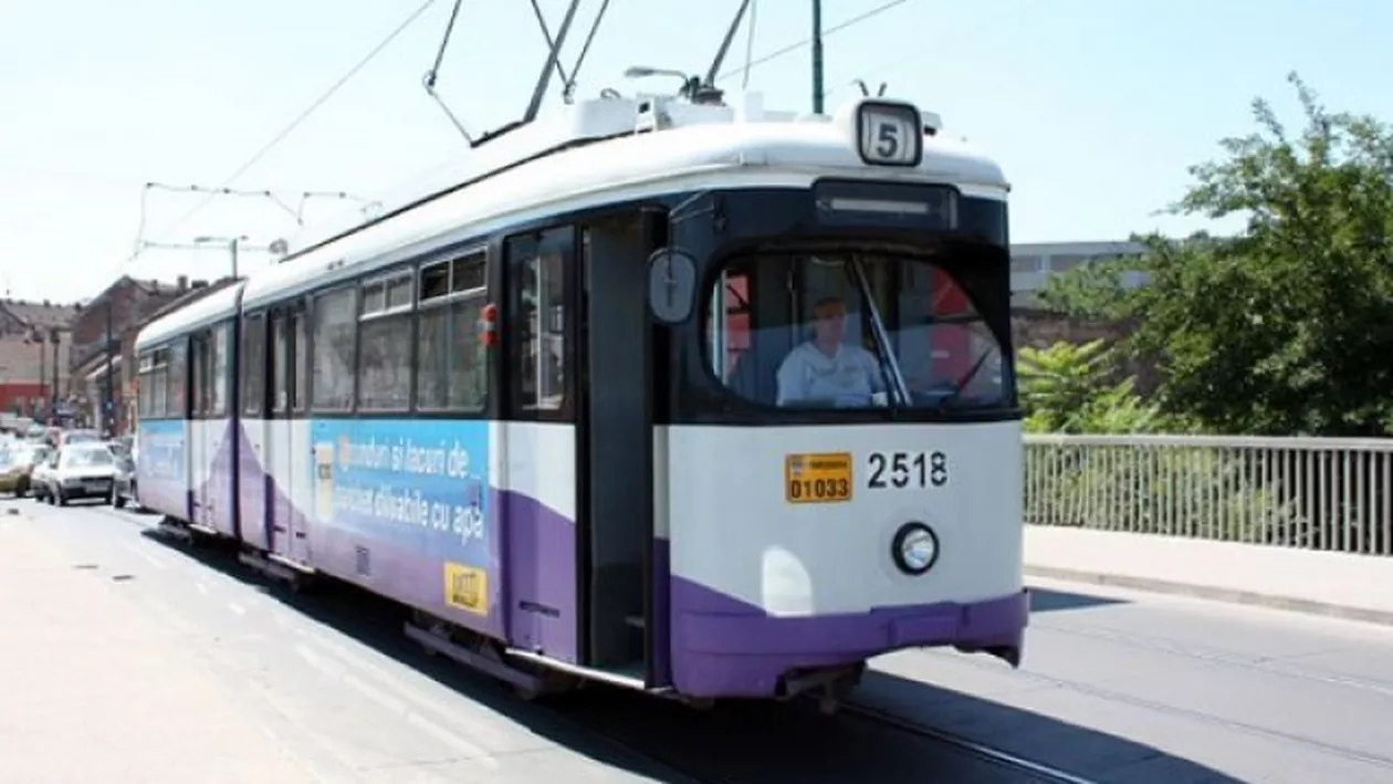 Accident INCREDIBIL la Timișoara: Femeie, lovită de o mașină în timp ce se afla în tramvai 