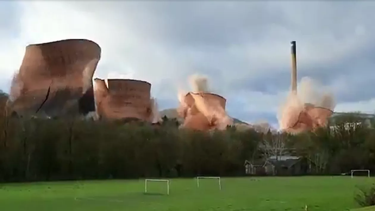 Momentul spectaculos în care patru furnale înalte de 120 de metri au fost demolate controlat (VIDEO)