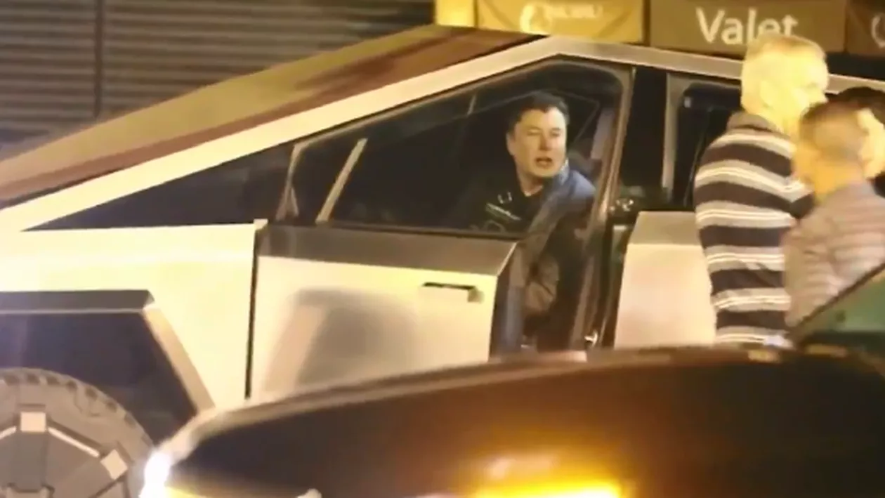 Se pare că, totuşi, maşina e prea mare. Elon Musk a lovit obiectele din jur când a ieşit la plimbare cu 'Cybertruck' (VIDEO)