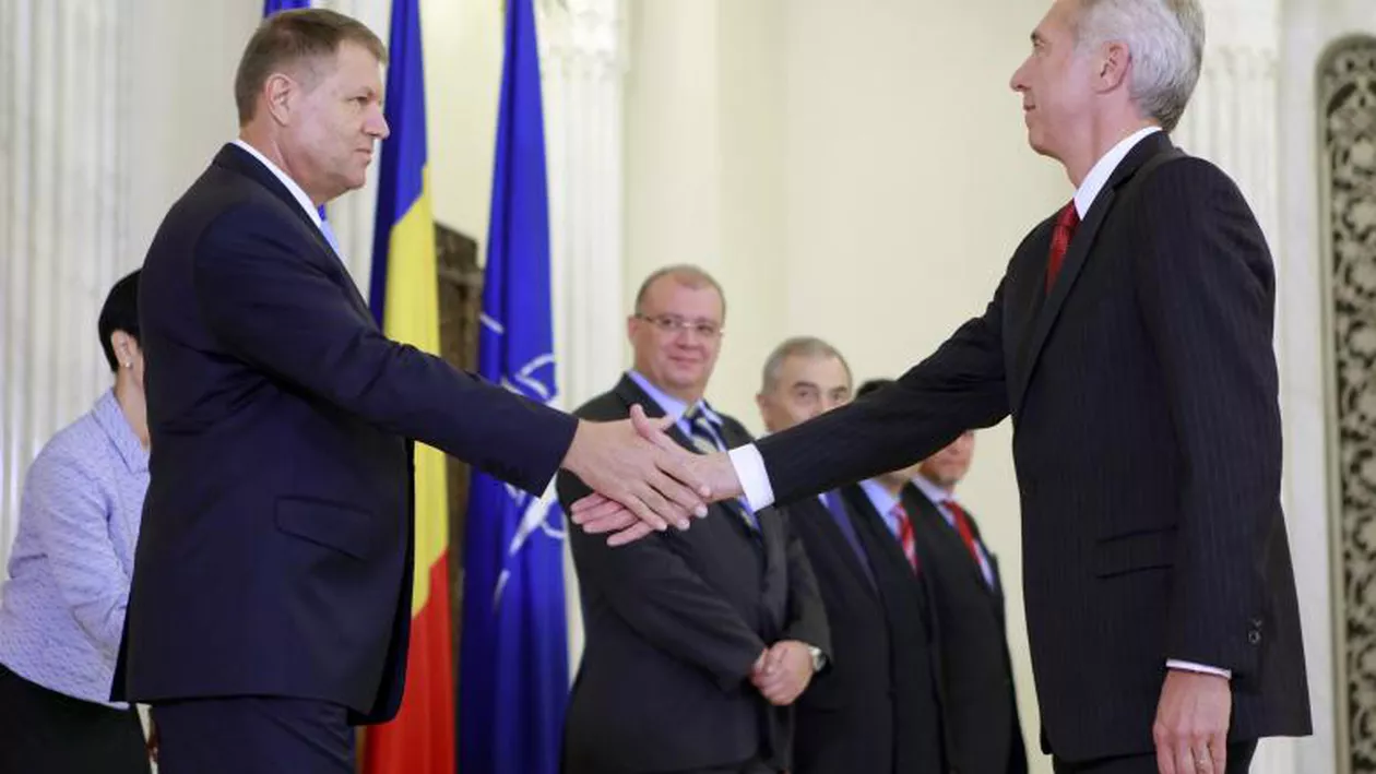 Ambasadorul SUA la București, Hans Klemm, decorat la final de mandat de Klaus Iohannis, cu cea mai înaltă distincție a României