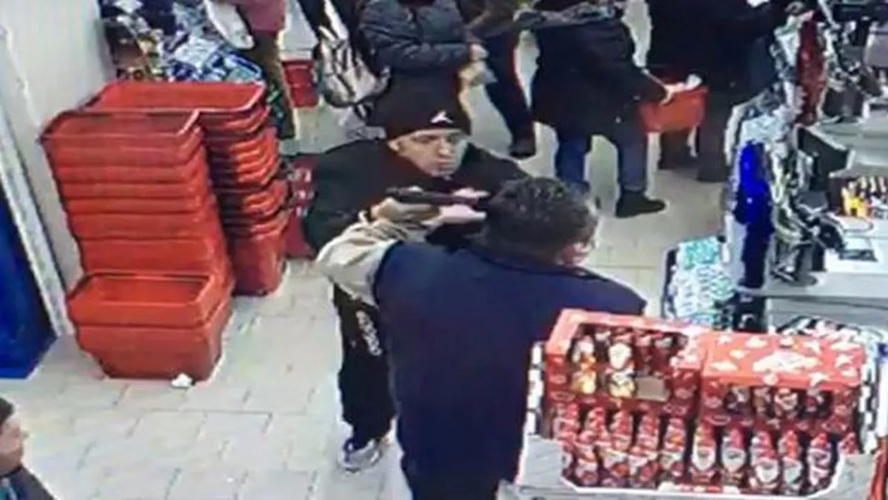 SCENE ȘOCANTE în Timișoara: Un client nervos i-a pus PISTOLUL la tâmplă unui paznic, într-un magazin (VIDEO)