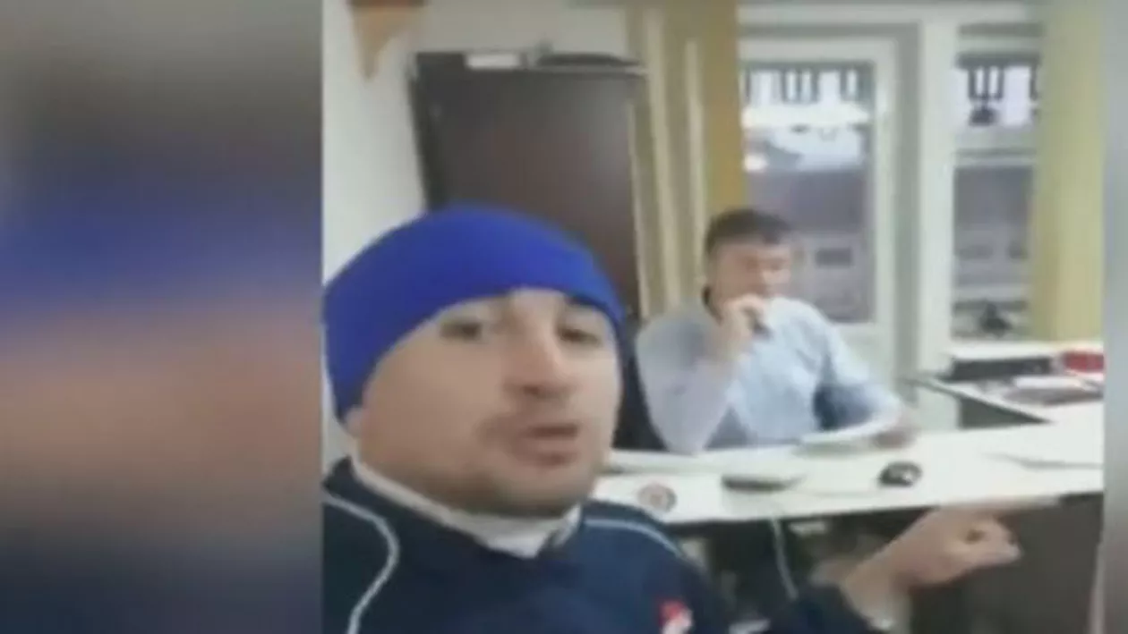 Un bărbat din Suceava a transmis live din Secţia de Poliţie. Reacția agenților (VIDEO)