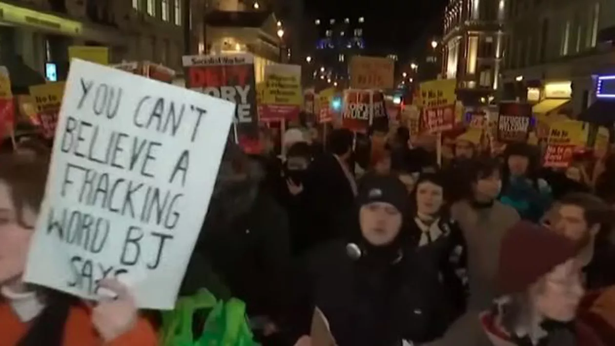 Revoltă în Marea Britanie după victoria zdrobitoare a lui Boris Johnson. Protestatarii furioși s-au bătut cu forțele de ordine (VIDEO)
