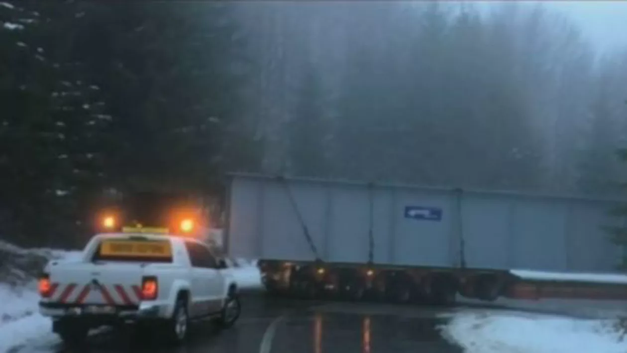 Trafic blocat opt ore pe DN 1A, la Cheia, după ce un transport agabaritic nu a putut trece de o curbă (VIDEO)