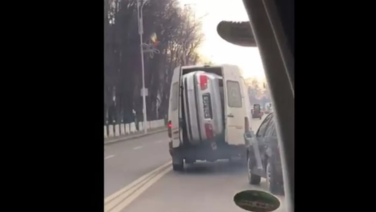 BMW îndesat într-o dubă și plimbat pe străzile din Rădăuți (VIDEO)