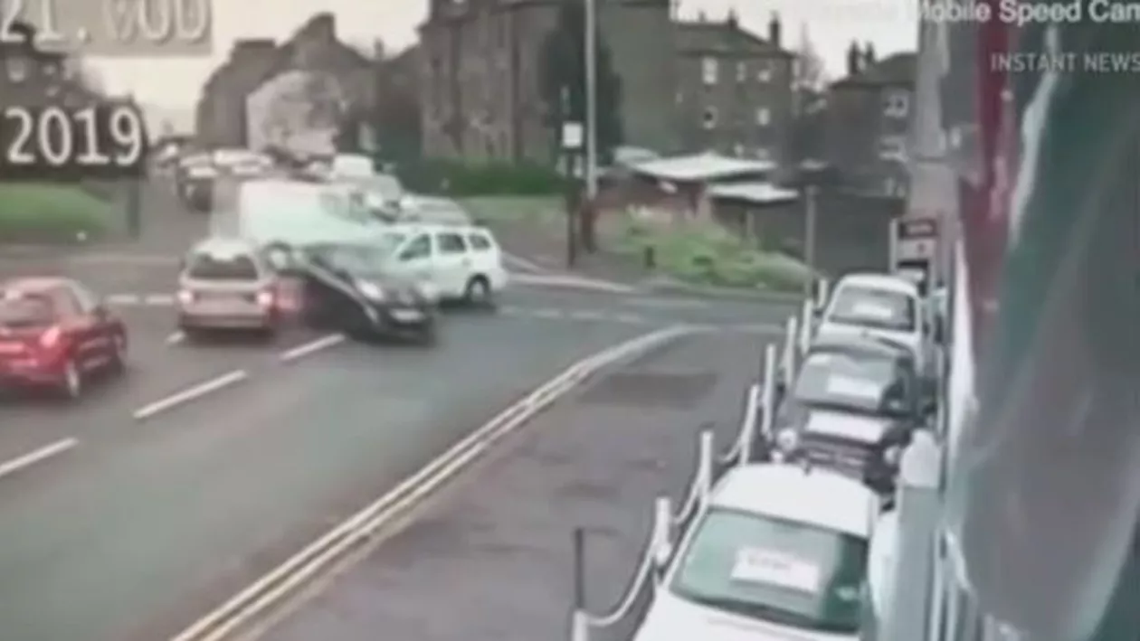 Dacie Logan, implicată într-un accident spectaculos în Scoţia (VIDEO)