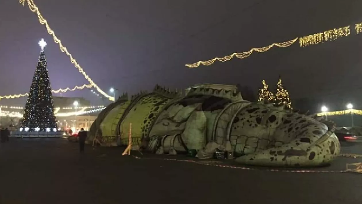 Crăciun cu tentă preistorică. Un dinozaur a fost amplasat lângă brad (FOTO, VIDEO)