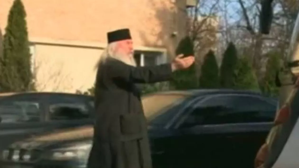 Mitropolitul Banatului a dirijat traficul într-o intersecţie din Timişoara (VIDEO)