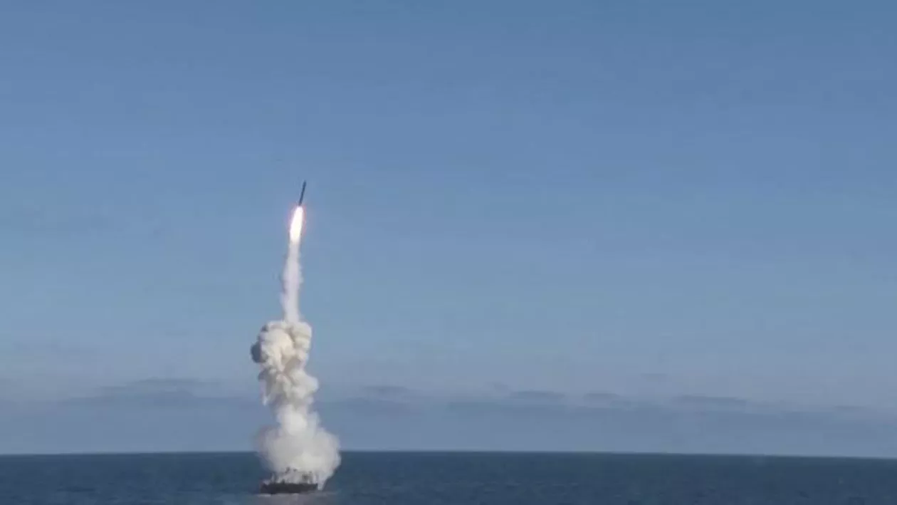 Alertă militară în vecinătatea României: Flota rusă a efectuat un test cu noile rachete Kalibr în Marea Neagră. Proiectilele îşi lovesc ţinţa la sute de kilometri în câteva secunde! (VIDEO)