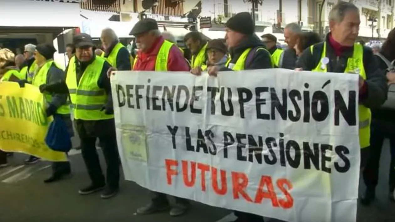 PENSII MAI MICI PENTRU TOATĂ LUMEA! Oamenii sunt ȘOCAȚI și ies în stradă: PICĂ Guvernul?