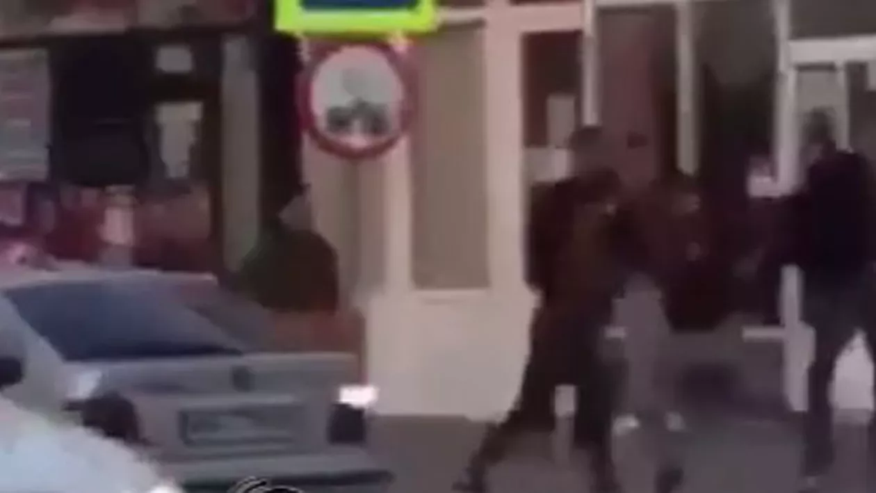 Bătaie ca-n filme în Borşa: Reglare de conturi în plină stradă, sub privirile îngrozite ale trecătorilor (VIDEO)