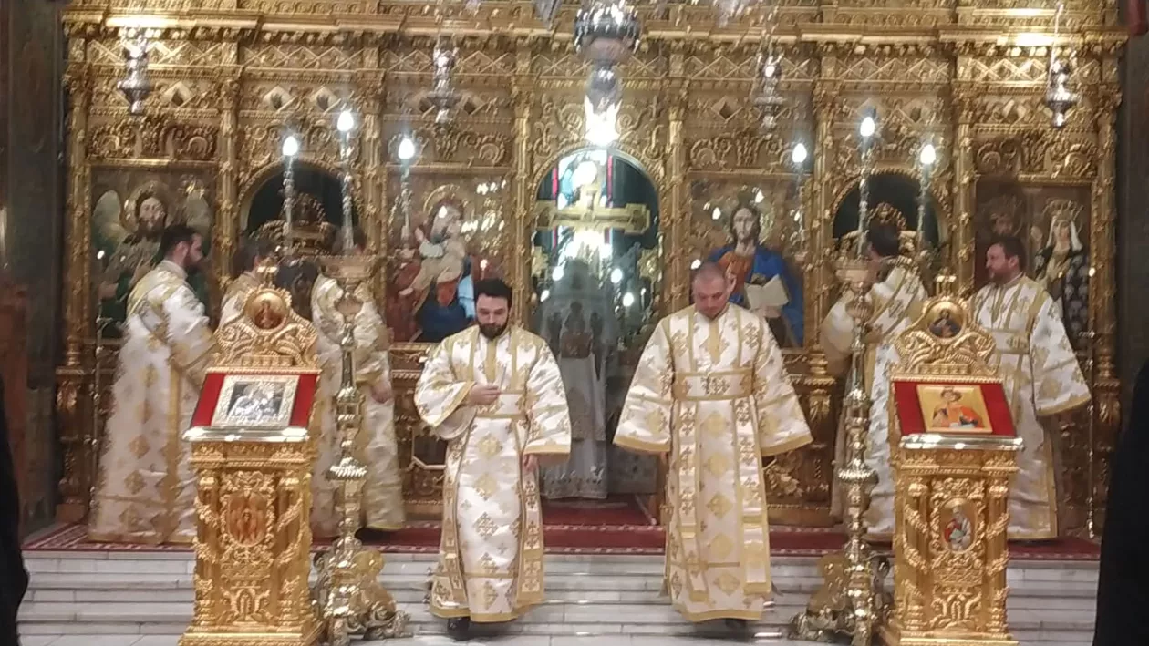 Patriarhul Daniel își sărbătorește ziua onomastică / Sute de credincioși, prezenți la Liturghie. La Catedrala patriarhală e și fostul principe Nicolae (VIDEO, FOTO)