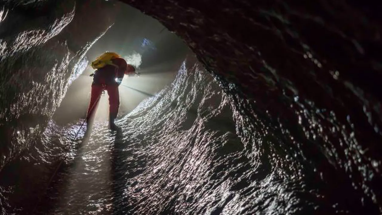 ABSOLUT HORROR: Ce au descoperit speologii la cota de MINUS 769 de metri într-o PEŞTERĂ din Piatra Craiului. E UNIC în România! (GALERIE FOTO)