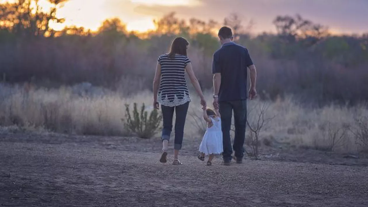 GATA, E LEGE: Parlamentul a aprobat introducerea CONCEDIULUI PATERNAL PLĂTIT pentru funcţionarii publici