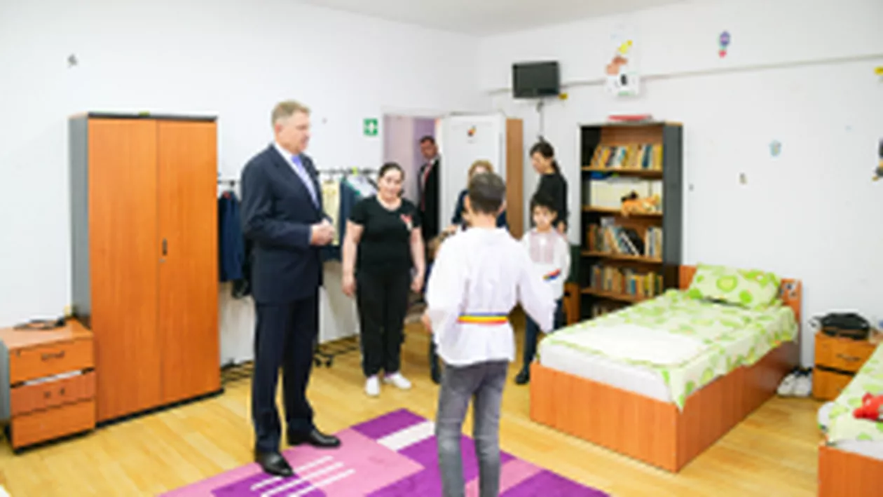 Klaus Iohannis, în vizită la un centru pentru copii orfani: Preşedintele susţine înlocuirea orfelinatelor și a instituțiilor de plasament cu case de tip familial (FOTO)