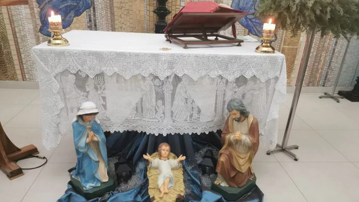 Sărbătoarea Nașterii Domnului. Cum sărbătoresc ORTODOCȘII și CATOLICII Crăciunul: Modul în care au fost împodobite două biserci de renume din București (VIDEO)