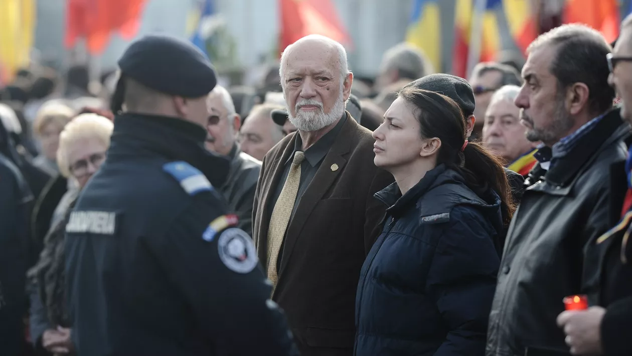 Gelu Voican Voiculescu, la comemorările dedicate Revoluției, alături de soția sa cu 41 de ani mai tânără. Georgiana Arsene lucrează pentru Sputnik, organul de propagandă al Kremlinului, și promovează apropierea de Rusia