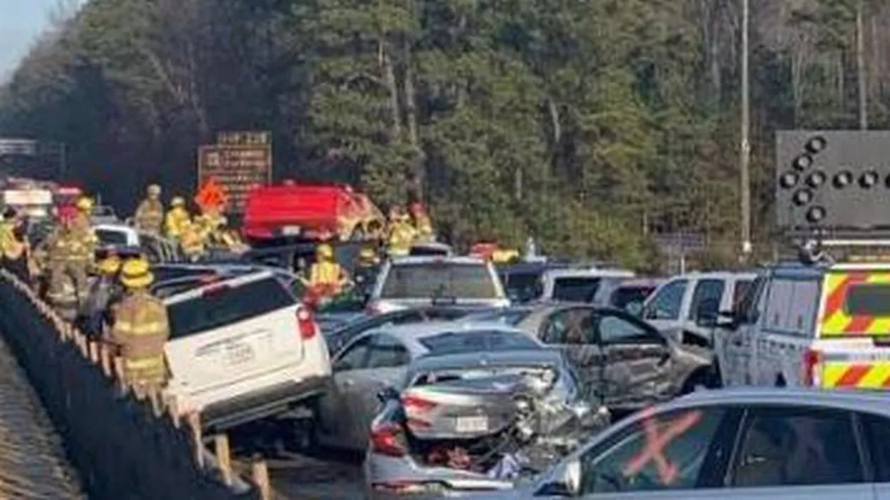 TRAGEDIE înainte de sărbători! Accident în lanţ cu cel puţin 63 de autovehicule pe fondul ceţii dense şi poleiului