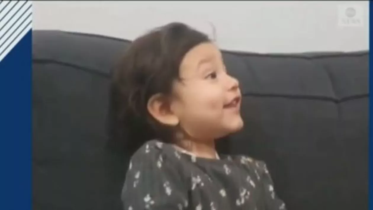 Bucurie de copil: Reacția adorabilă a unei fetițe atunci când primește o banană (VIDEO)