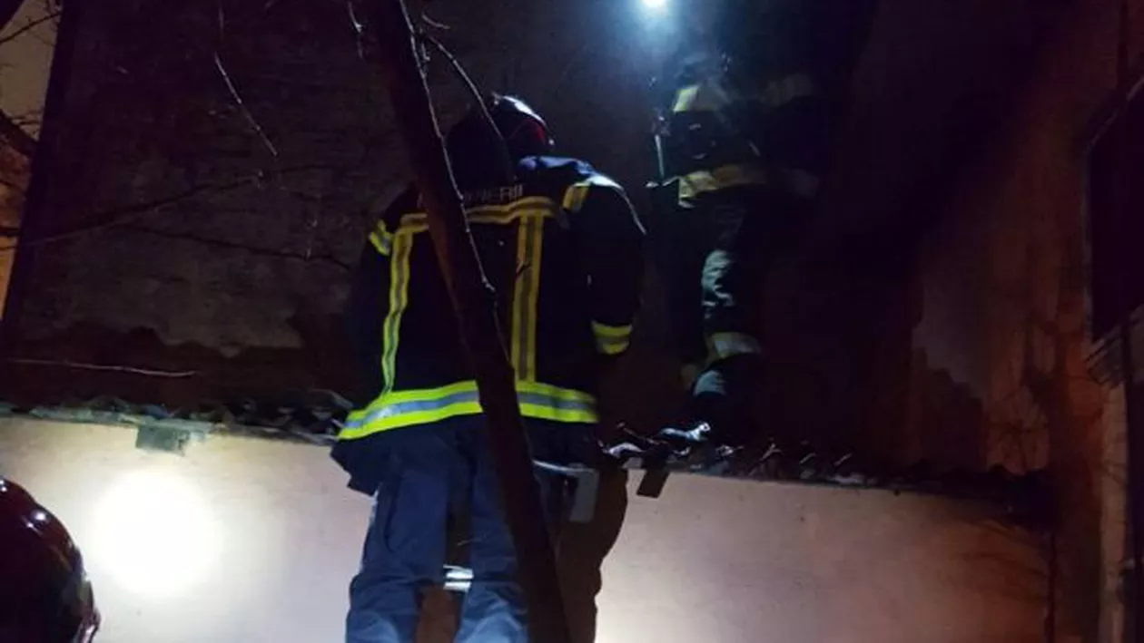 Intervenție mai puțin obișnuită a pompierilor din Arad: Cum au reușit să salveze o pisică rămasă captivă într-o clădire părăsită (FOTO)