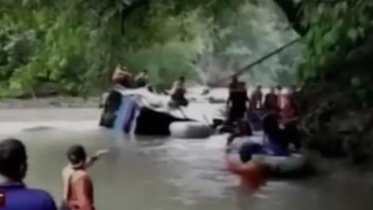 TRAGEDIA ZILEI: Un autobuz A CĂZUT ÎNTR-O RÂPĂ de 150 de metri! Sunt deja 25 de MORŢI (VIDEO - IMAGINI GREU DE PRIVIT)