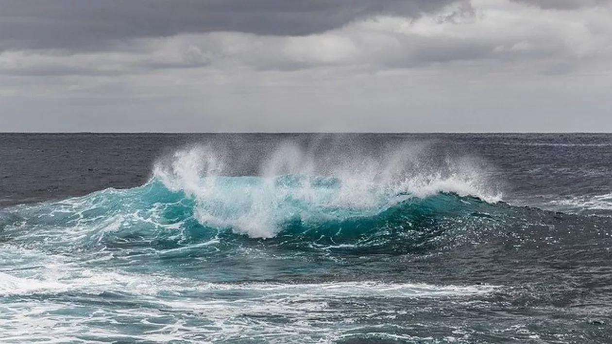 Stare de URGENȚĂ! POLUARE MASIVĂ cu motorină în Oceanul Pacific (VIDEO)