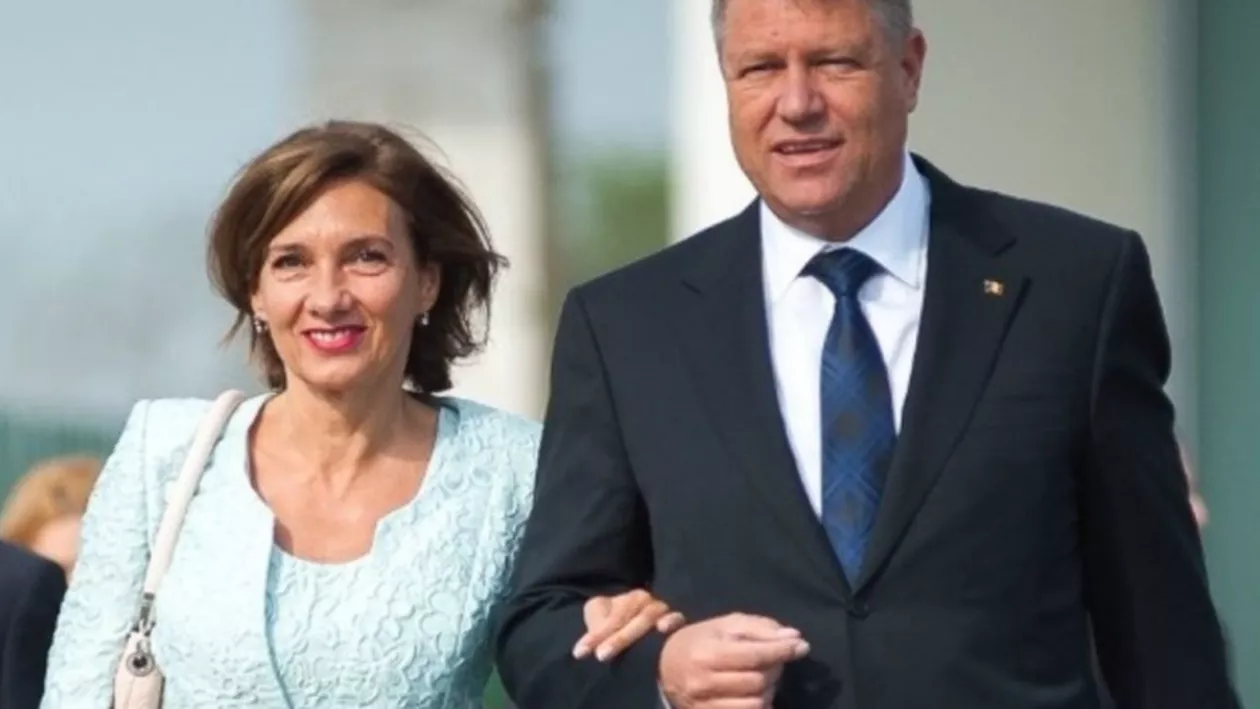 Klaus Iohannis petrece Crăciunul la Sibiu: Șeful statului și soția sa au participat la slujba de la Biserica Romano – Catolică “Sfânta Treime” (VIDEO)
