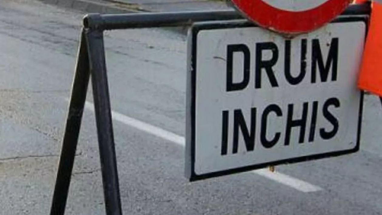 DEZASTRU în VESTUL ȚĂRII! ALUNECARE de teren pe un drum important