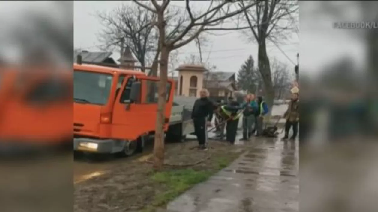 Asfaltare pe ploaie, înainte de Crăciun: Cum au reacționat muncitorii când au văzut că sunt filmați (VIDEO)