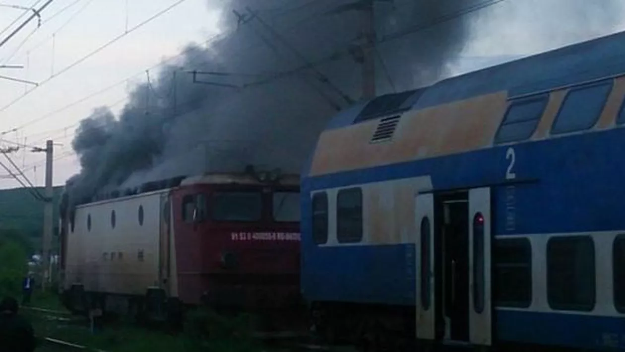 Locomotiva unui TREN DE CĂLĂTORI  a luat FOC, la Iași (VIDEO)