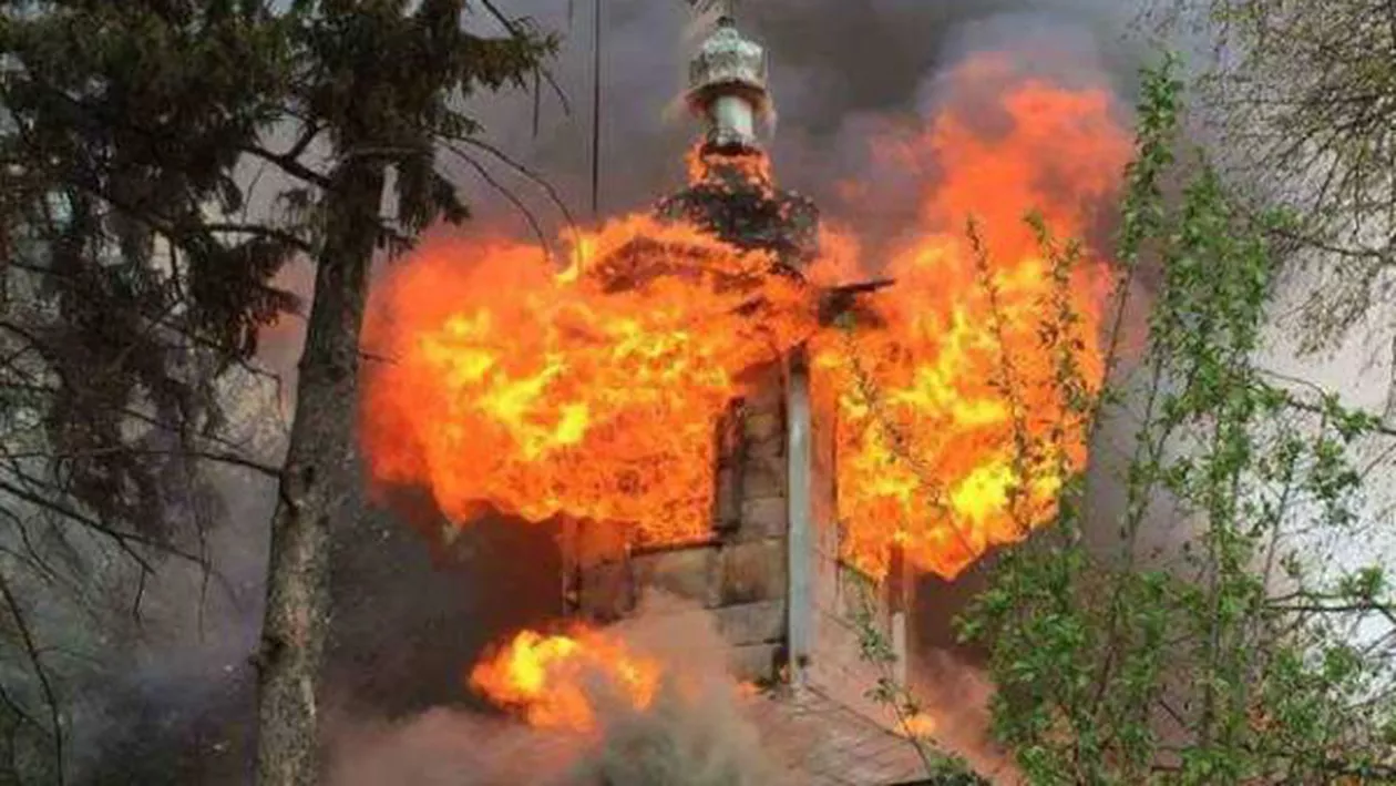 PANICĂ printre credincioși! INCENDIU la o BISERICĂ VECHE de 400 DE ANI, în Vaslui! CE S-A ÎNTÂMPLAT