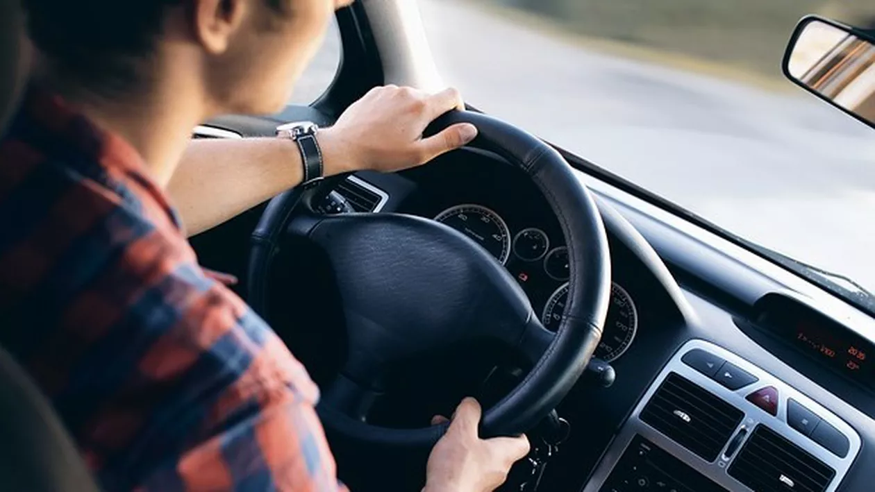 Caz HALUCINANT în Suceava! Şofer beat şi fără permis, urmărit pe străzile oraşului. A abandonat 3 copii în mașină și a fugit