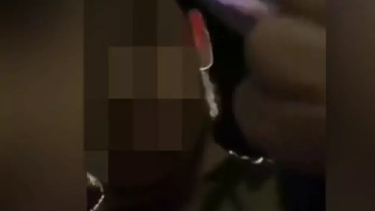 Un adolescent s-a lăudat pe internet cu faptul că a înjunghiat o femeie. A arătat până şi arma utilizată (VIDEO)